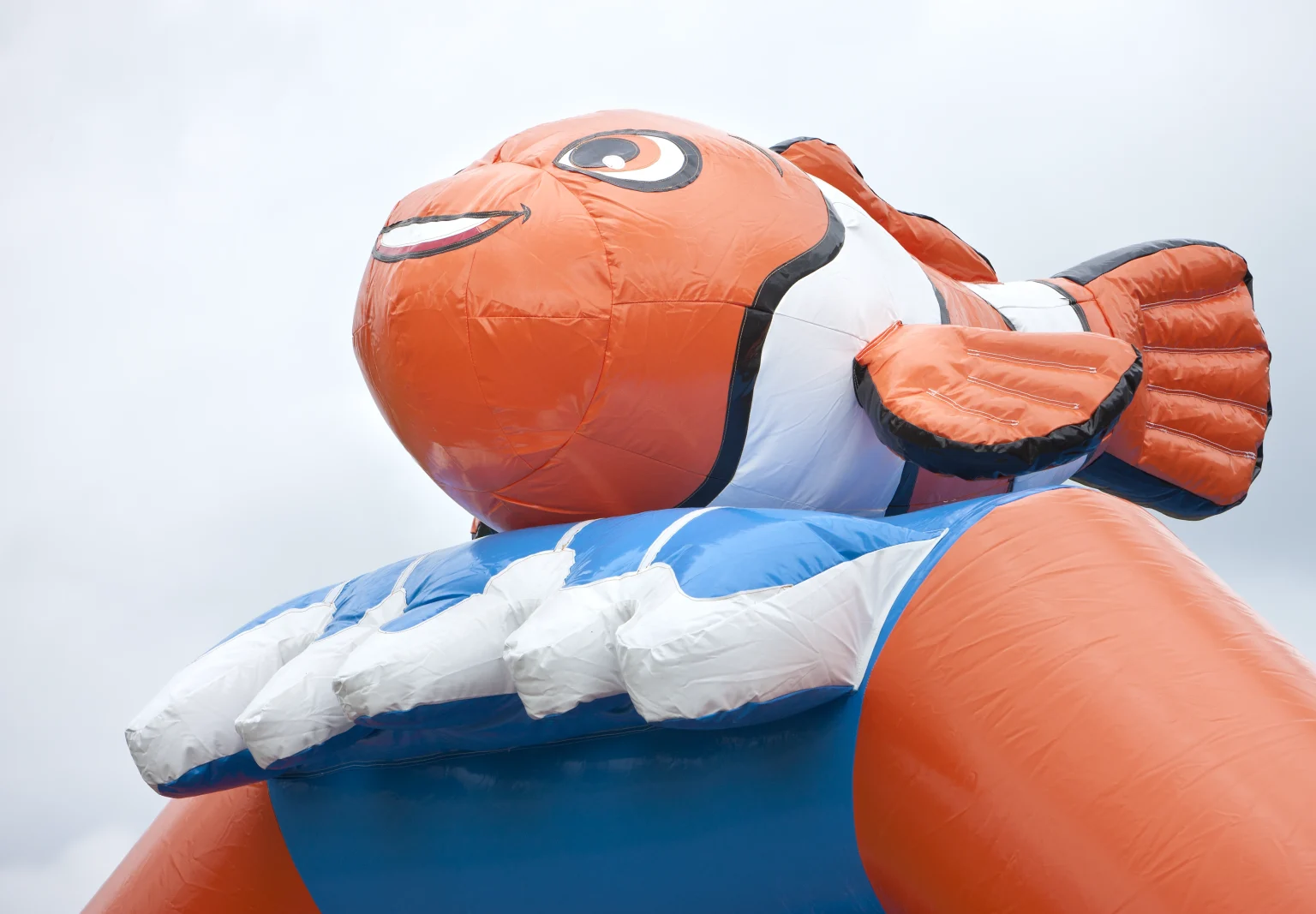 Hüpfburg XXL ‚Clownfisch‘ auf Usedom – Perfekt für große Events, Straßenfeste und Kinderpartys mit Platz für bis zu 14 Personen.